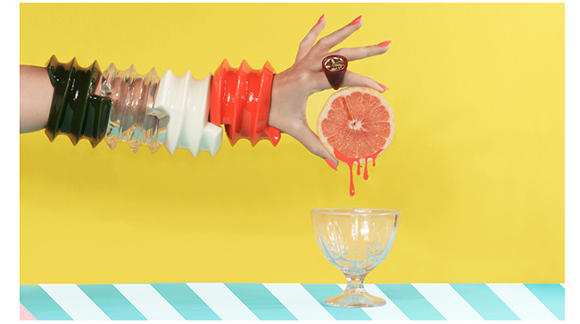 braceletes e anel de resina cine 732, marca de luciana conde e guta virtuoso