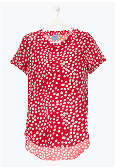 T-shirt vermelha com bolinhas brancas branca usada pela Tamara Rudge no Framed by Gallerist