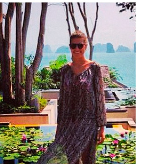 Siste Mari Cassou com saída de praia e óculos escuros dentro do Resort Six Senses.