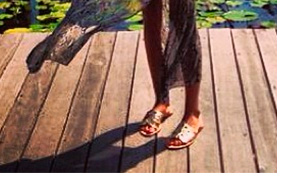 Siste Mari Cassou com saída de praia e óculos escuros dentro do Resort Six Senses -parte dois.