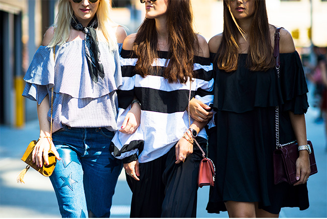 looks inspiração street style para usar decotes ombro a ombro 