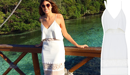 Mari Cassou utilizando look usado em sua viagem à Noa Caledônia.