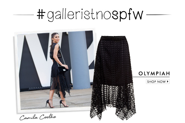 look da blogueira camila coelho no street style do spfw com saia e top de renda olympiah