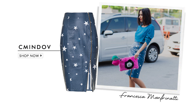 look da blogueira francesca monfrinatti no street style do spfw com saia de couro azul com estrelas cmindov